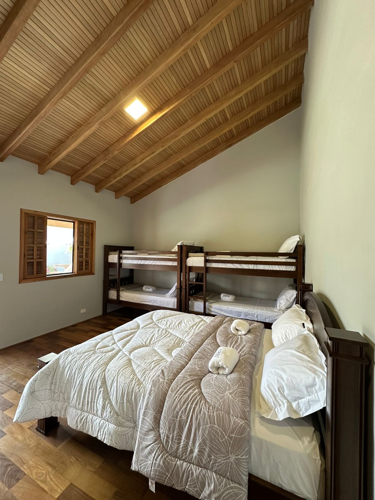 Quarto com cama de casal e beliches na Chácara ABW